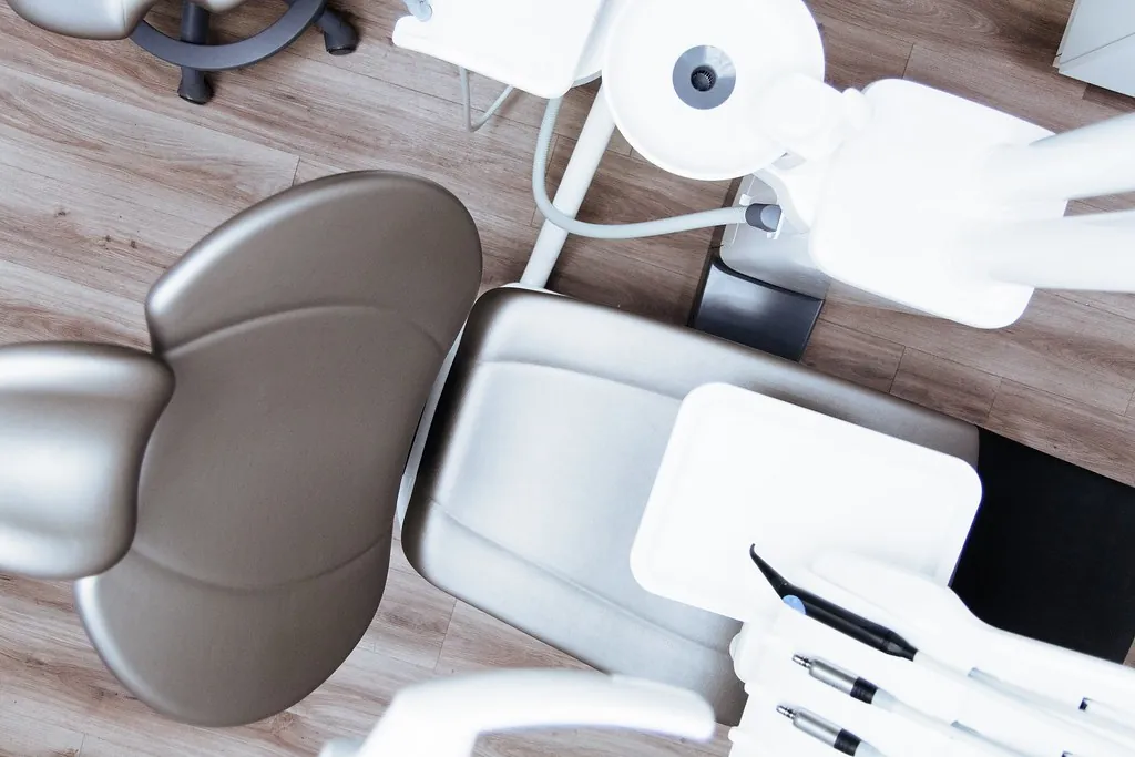 Vista cenital de un sillón dental moderno con su equipo